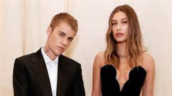 Selena Gomez Posts Note Forbidding Fans To Take Pictures With Her After Justin Bieber Releases Same Warning?