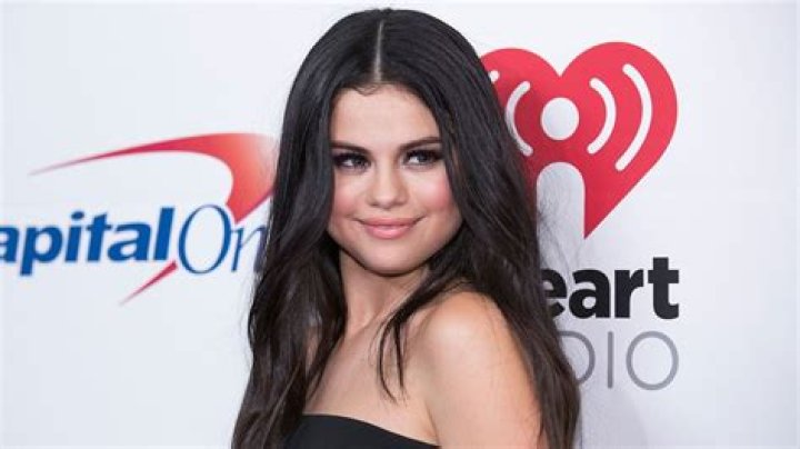 Selena Gomez surprises concertgoers with performance of "Nobody"